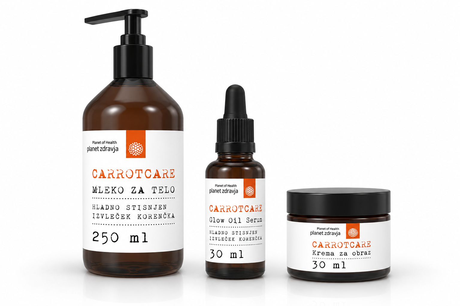 Celotna linija CARROTCARE: mleko za telo, serum in krema, vsi izdelki obrnjeni naravnost na skupnem studijskem ozadju